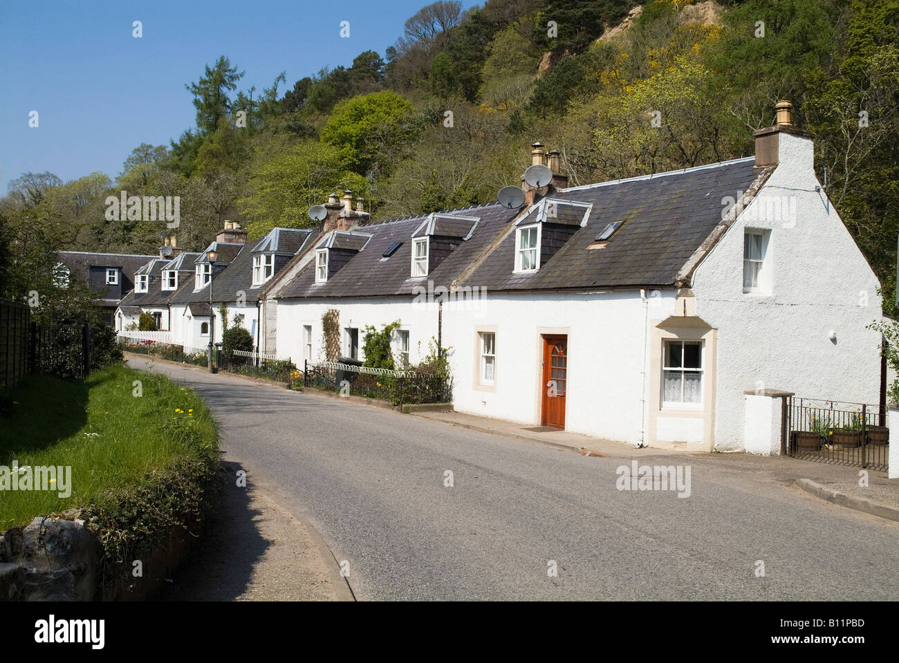 dh White cottage houses rustic ROSEMARKIE EASTER ROSS CROMARTY Row of traditional terraced highland terrace cottages scotland uk Stock Photo