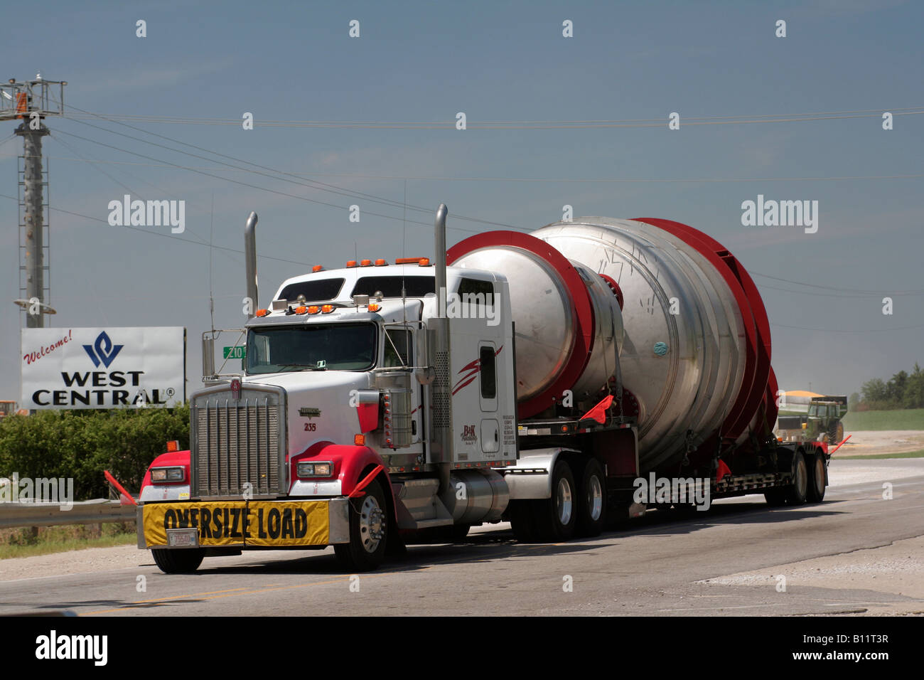 Oversize load semi truck hires stock photography and images Alamy