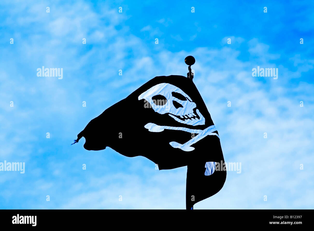 Pirate flag blue sky Stock Photo - Alamy