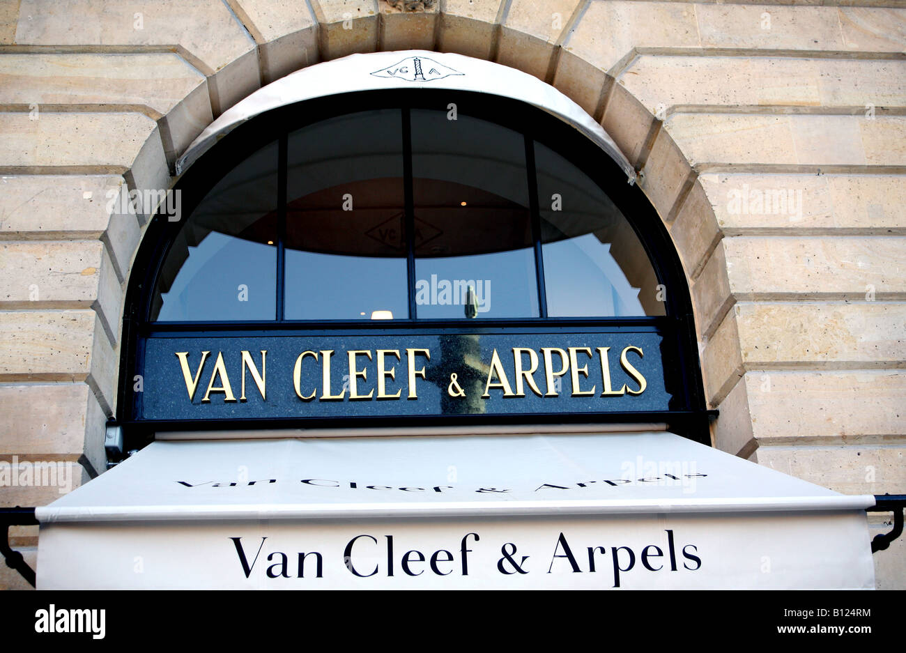 Van cleef & arpels paris hi-res stock photography and images - Alamy