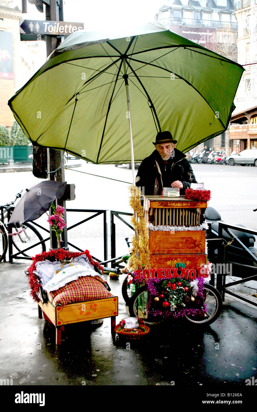 Organ grinder on street in central Paris Stock Photo - Alamy