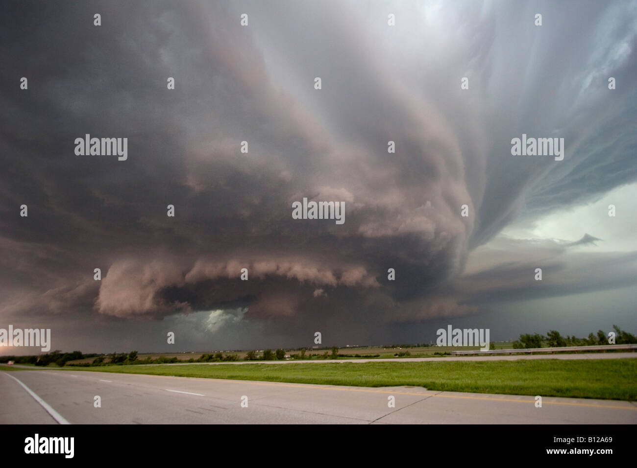 Tornadic supercell just east of Kearney Nebraska May 29 2008 Shot from exit of interstate 80 Stock Photo