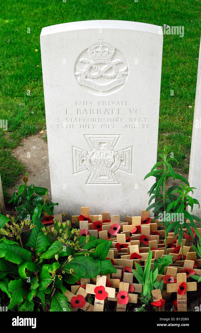 Headstone of Victoria Cross medal holder Private Thomas Barratt Essex Farm Cemetery Ypres Belgium Stock Photo