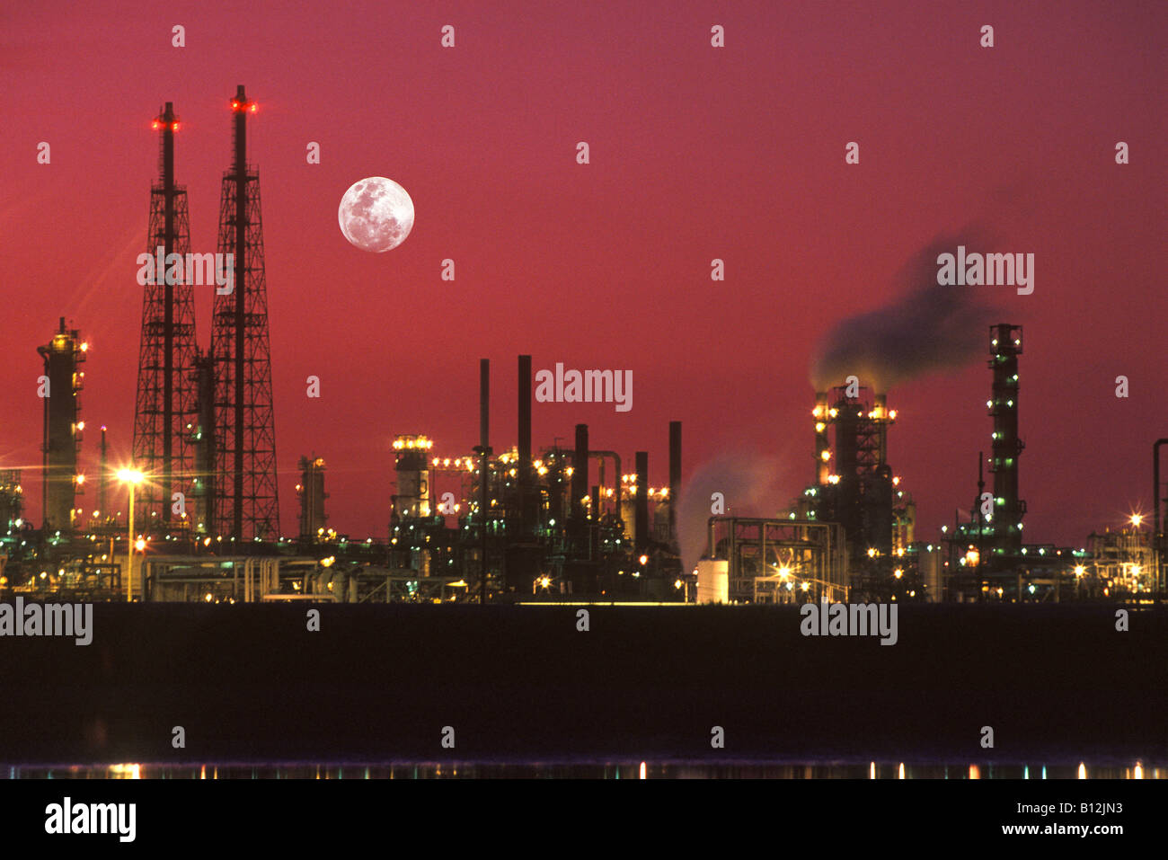 CRACKING TOWERS PETRO CHEMICAL OIL REFINERY Stock Photo Alamy