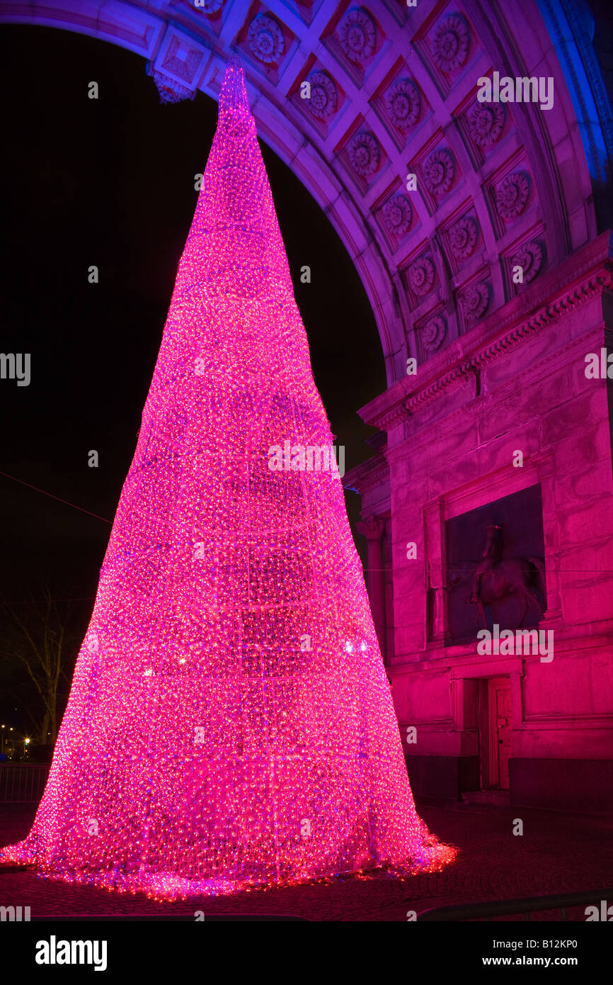 CHRISTMAS TREE SCULPTURE MEMORIAL ARCH GRAND ARMY PLAZA BROOKLYN NEW