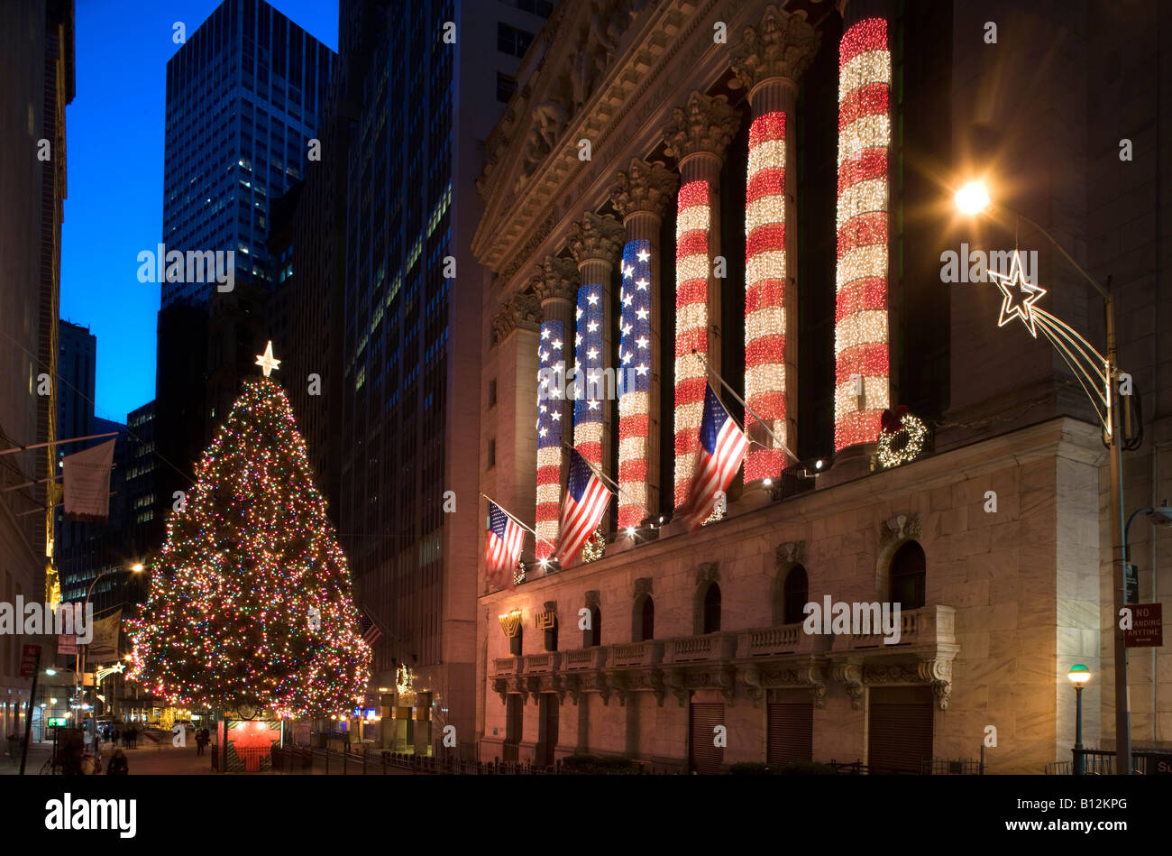 CHRISTMAS TREE WALL STREET STOCK EXCHANGE BUILDING DOWNTOWN MANHATTAN