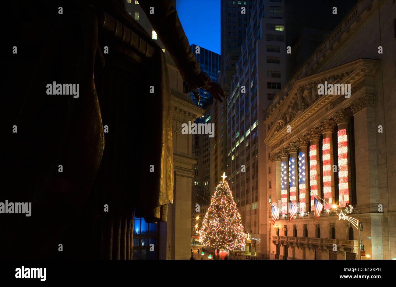 CHRISTMAS TREE WALL STREET STOCK EXCHANGE BUILDING DOWNTOWN MANHATTAN