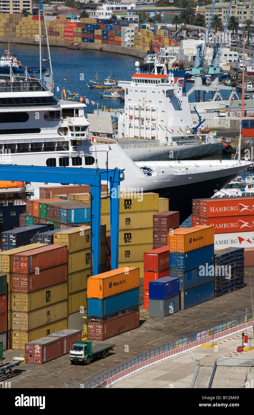 SHIPPING CONTAINERS CONTAINER PORT BARRIO PUERTO VALPARAISO CHILE Stock