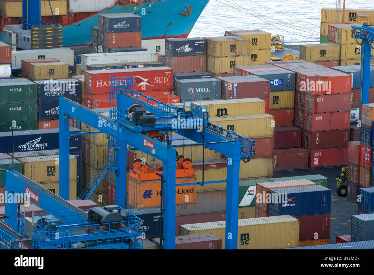 SHIPPING CONTAINERS CONTAINER PORT VALPARAISO CHILE Stock Photo Alamy