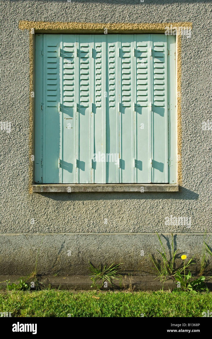 Shutter 'close Closed green shutter hi-res stock photography and images - Alamy