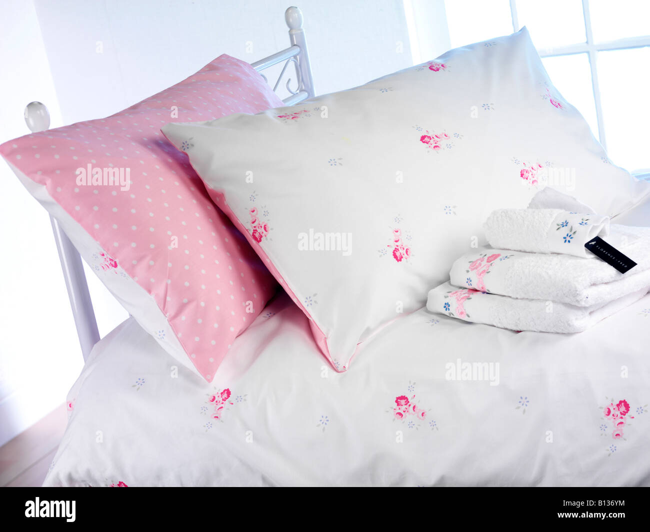 PINK AND WHITE BEDLINEN ON BED Stock Photo Alamy