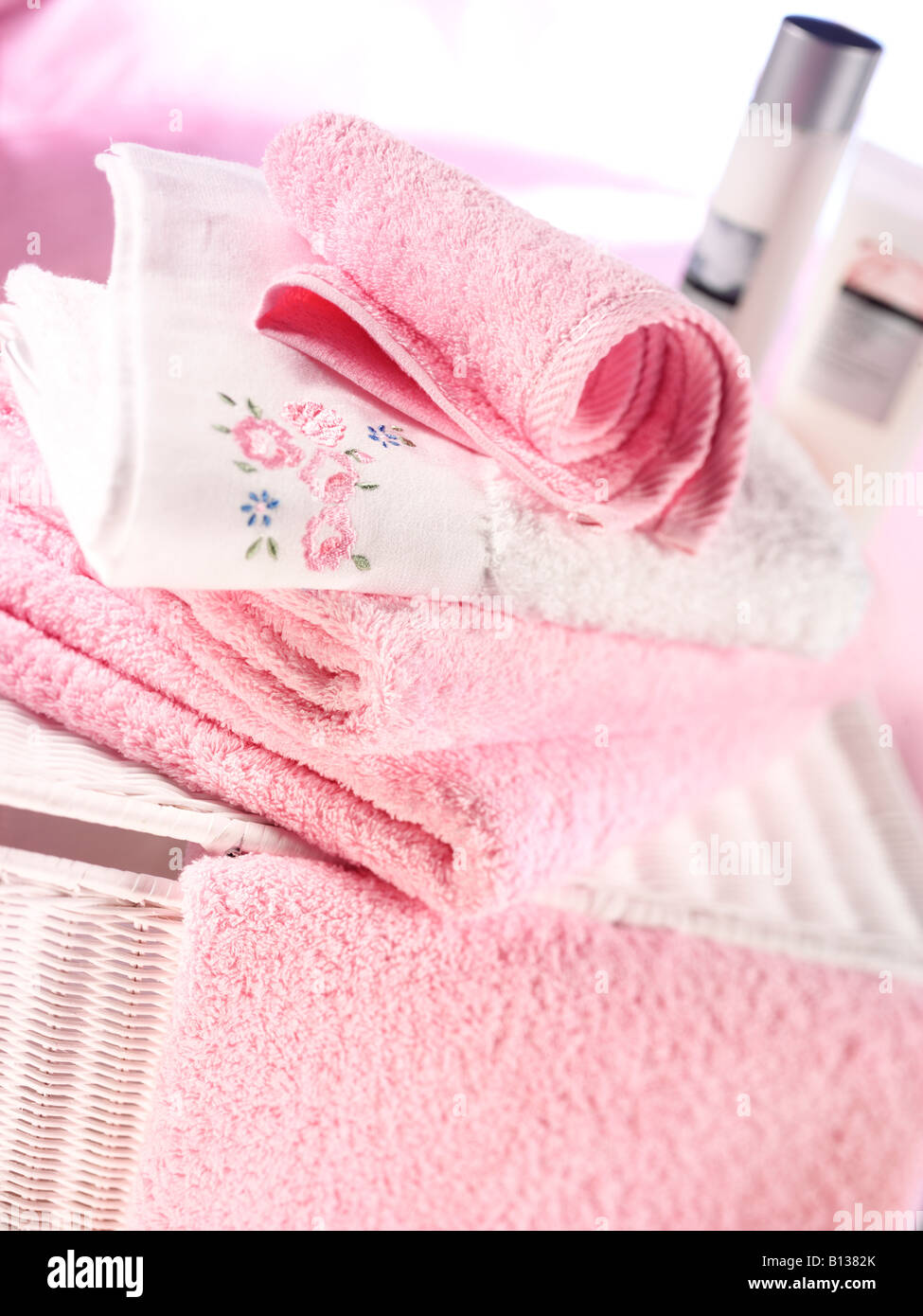 PINK BATHROOM TOWELS Stock Photo Alamy