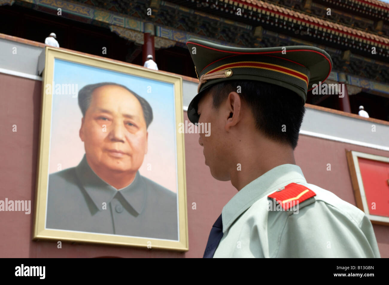 Chinese soldier looks at the portrait of Chairman Mao outside the gate of heavenly peace, Tiananmen Square, Beijing, China Stock Photo