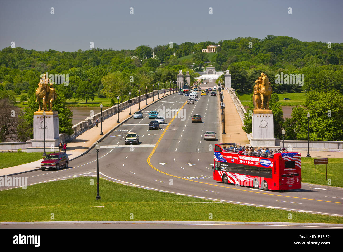 WASHINGTON DC USA The Memorial Bridge crosses the Potomac River and enters Arlington National Cemetery Stock Photo
