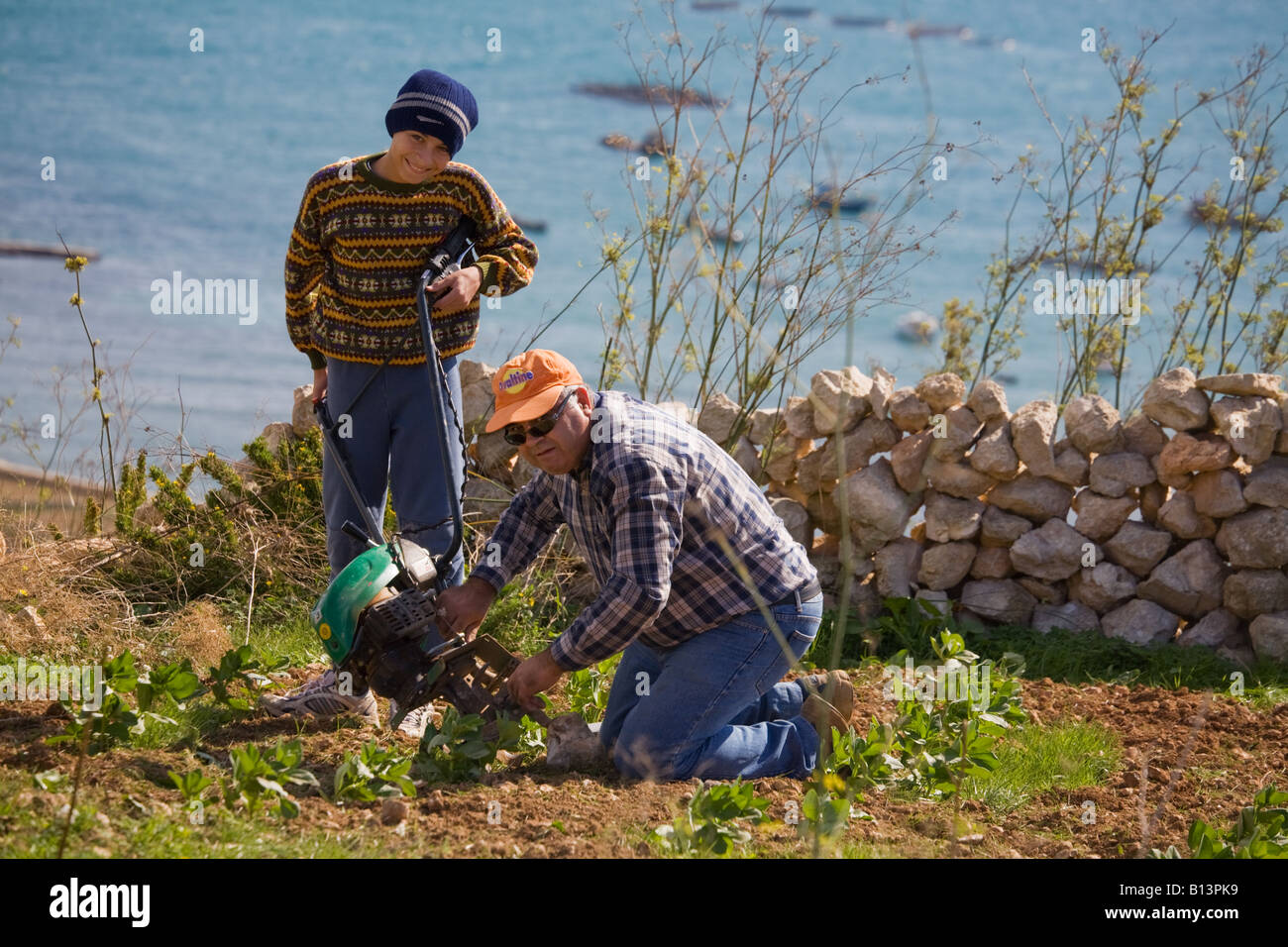 Two men working in their garden hi-res stock photography and images - Alamy