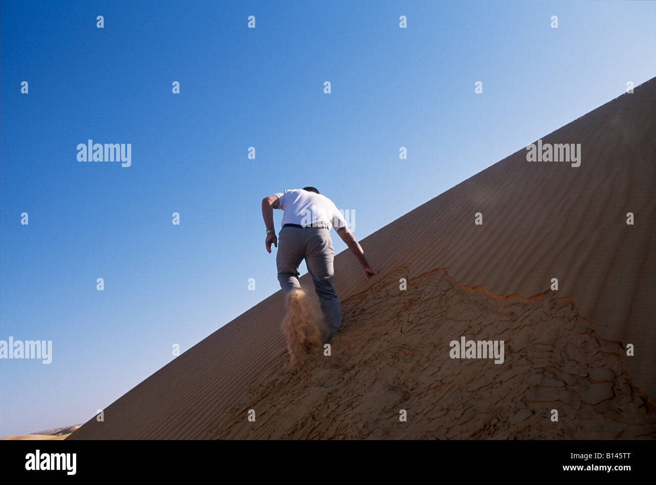 Climbing a sand dune in the Sahara Desert, Mauritania Stock Photo - Alamy