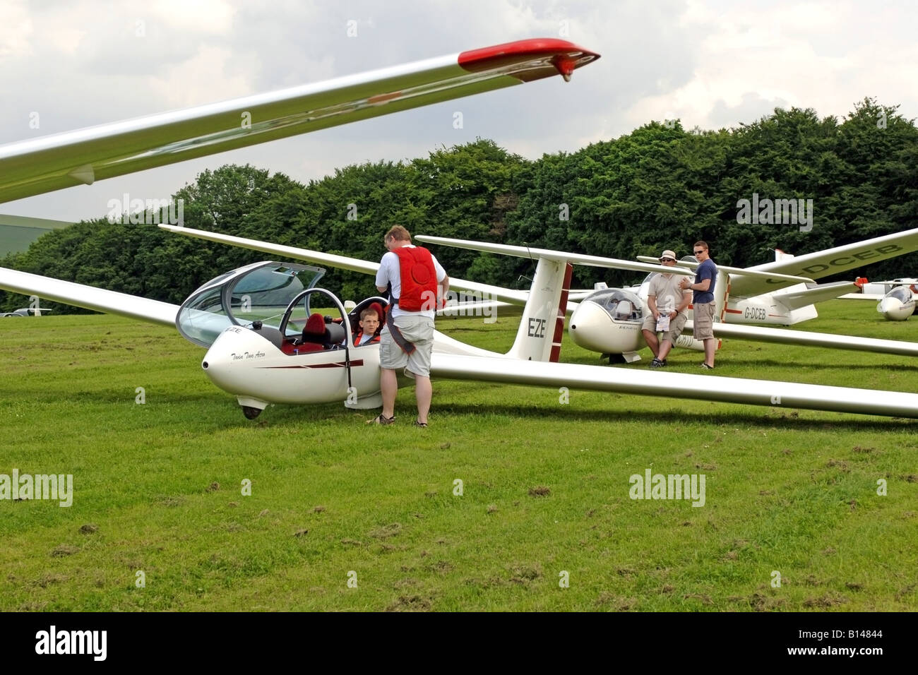 Glider waiting tug plane hires stock photography and images Alamy