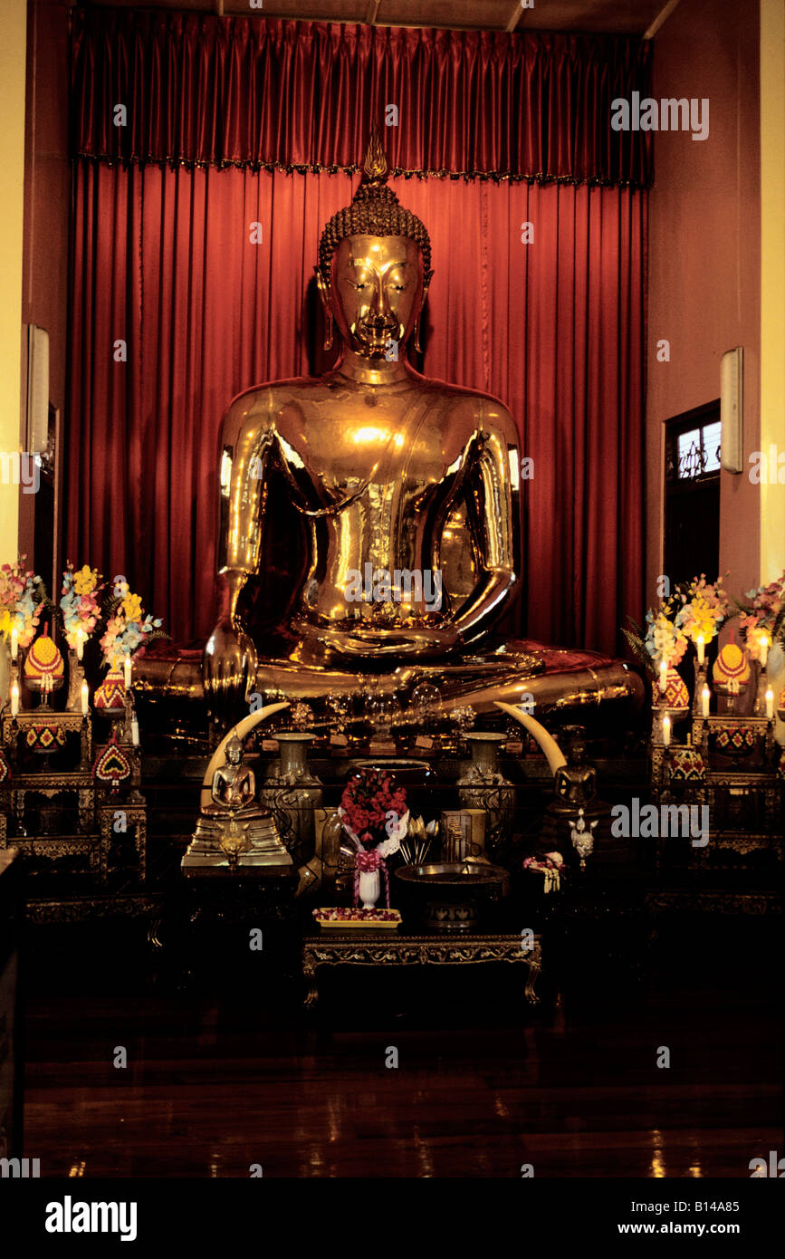 The Golden Buddha made in solid gold in Wat Traimit Temple in Bangkok ...