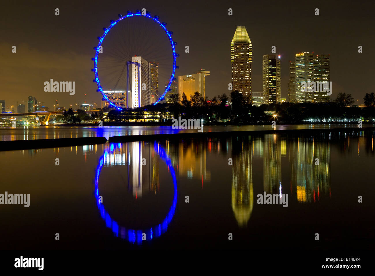 Night image of the singapore skyline hi-res stock photography and ...