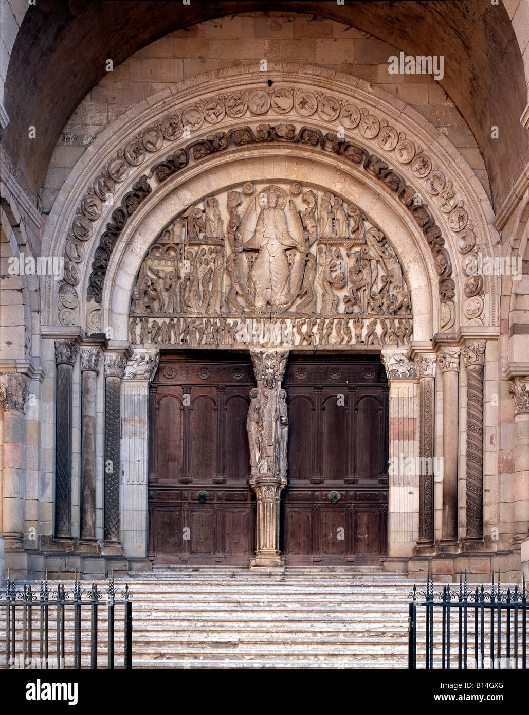 Autun, Kathedrale St-Lazare, Hauptportal, Tympanon: Jüngstes Gericht, 1130-45 Stock Photo