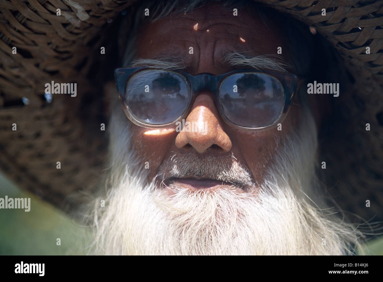 Old man face portrait hi-res stock photography and images - Alamy