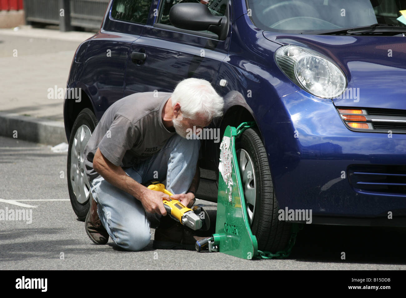 Car clamp hires stock photography and images Alamy