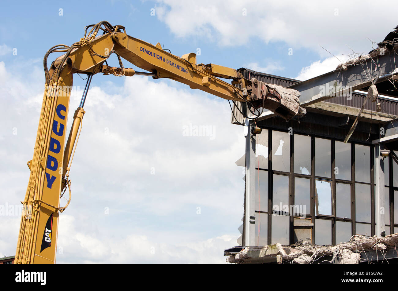 Demolition of the former Mansfield Brewery, Mansfield with a long reach machine hydraulic jaw. Stock Photo