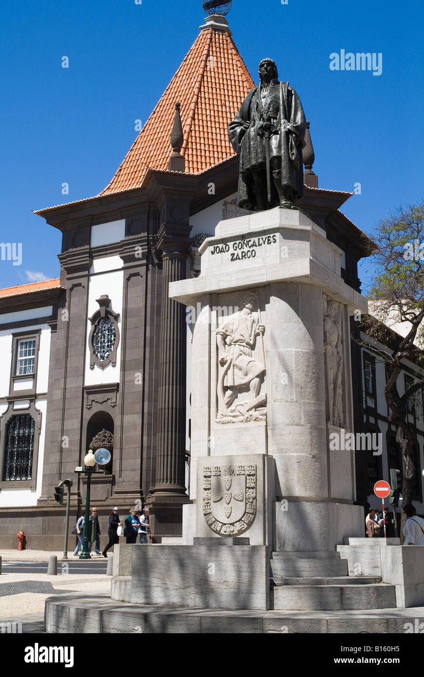 dh Zarco statue FUNCHAL MADEIRA Founder explorer Joao Goncalves Zarco and Bank of Portugal building Stock Photo