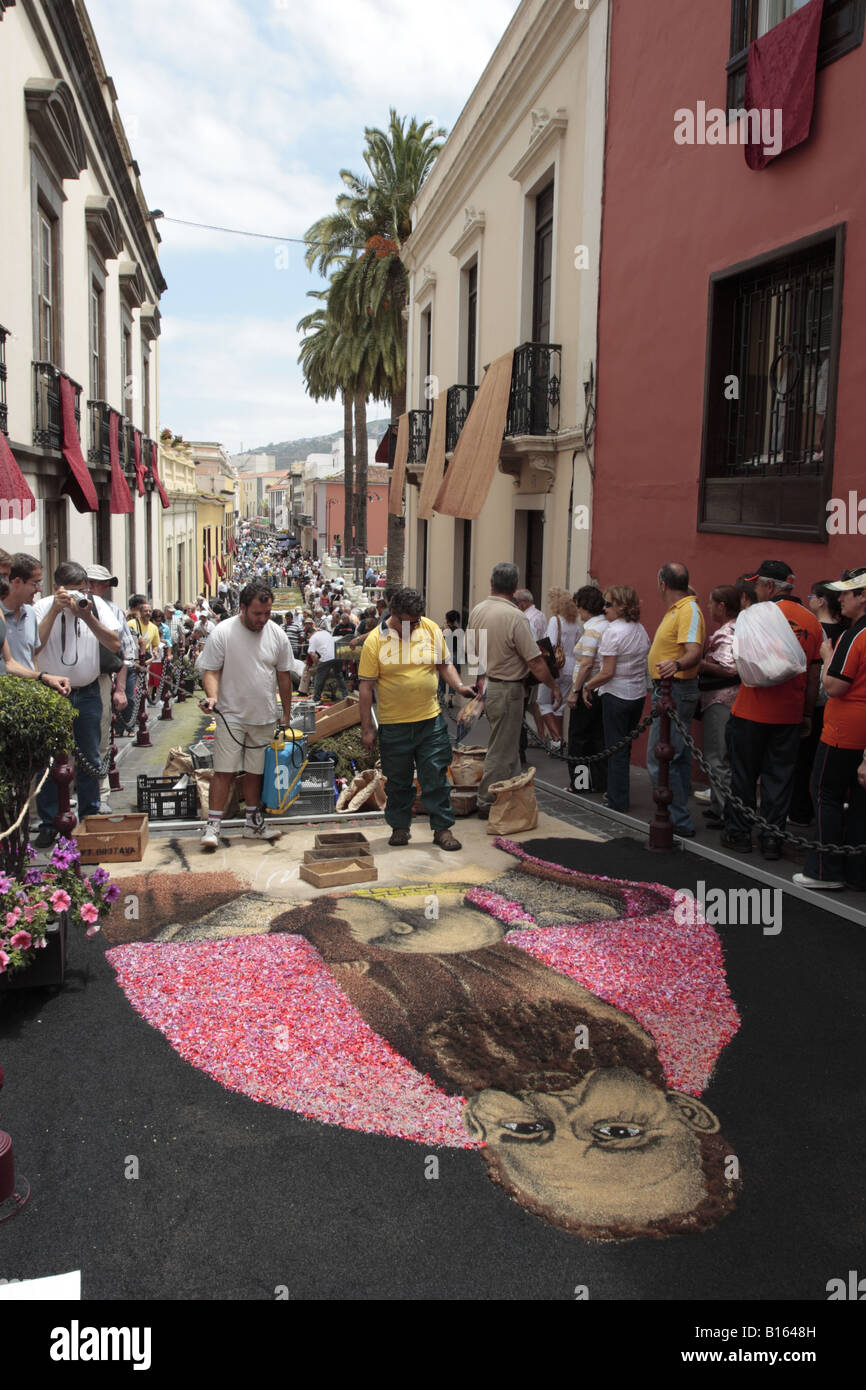 An alfombrista concentrating hard making the flower carpets from petals seeds and volcanic sand to celebrate Corpus Christi in La Oratava, Tenerife Stock Photo