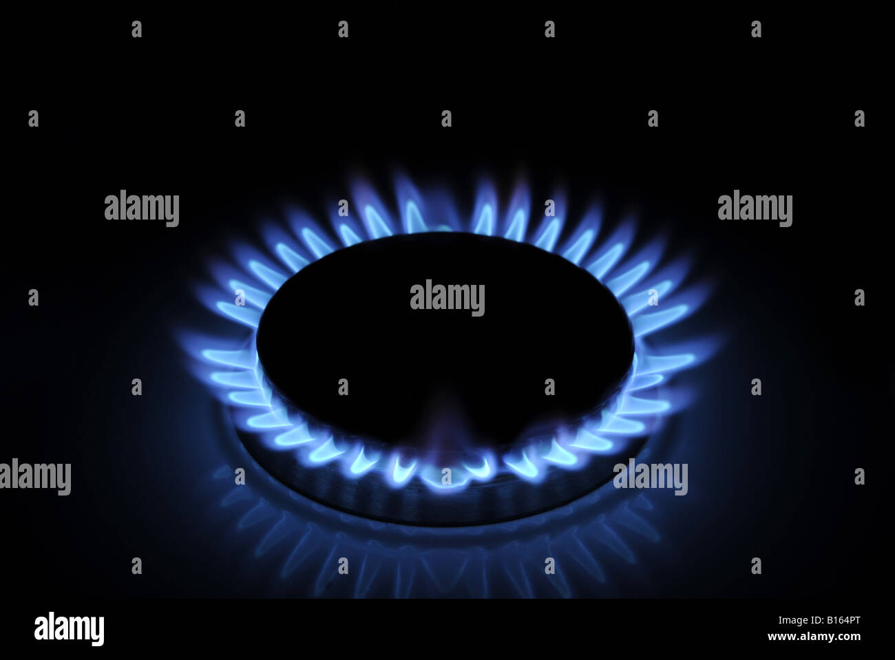 A BRITISH COOKER BURNING GAS RING RE FUEL ENERGY COSTS PRICES BILLS