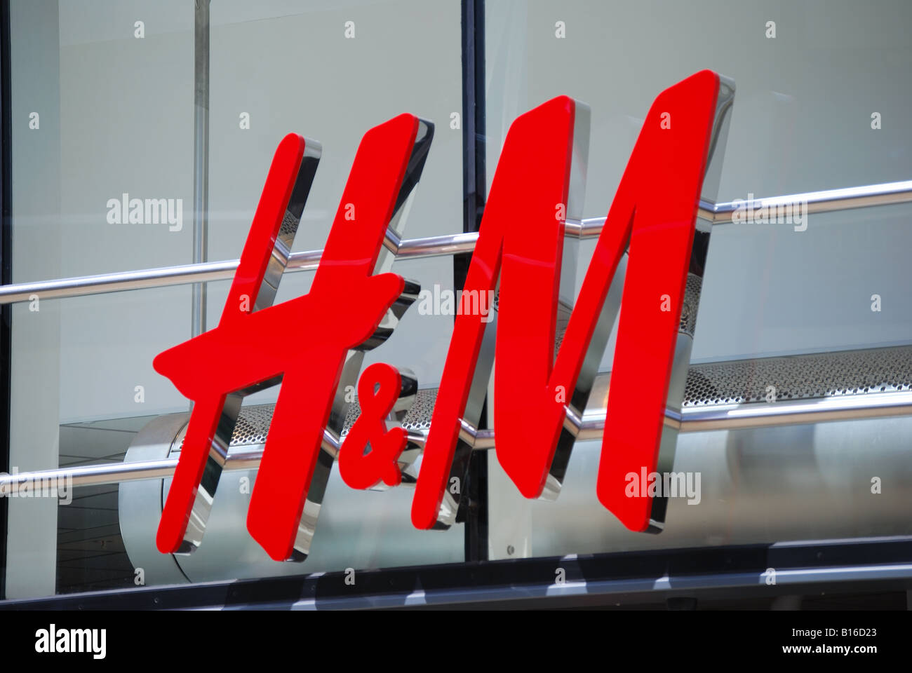 H&M Fashion Store sign, King Edward Court Shopping Centre, Windsor,  Berkshire, England, United Kingdom Stock Photo - Alamy