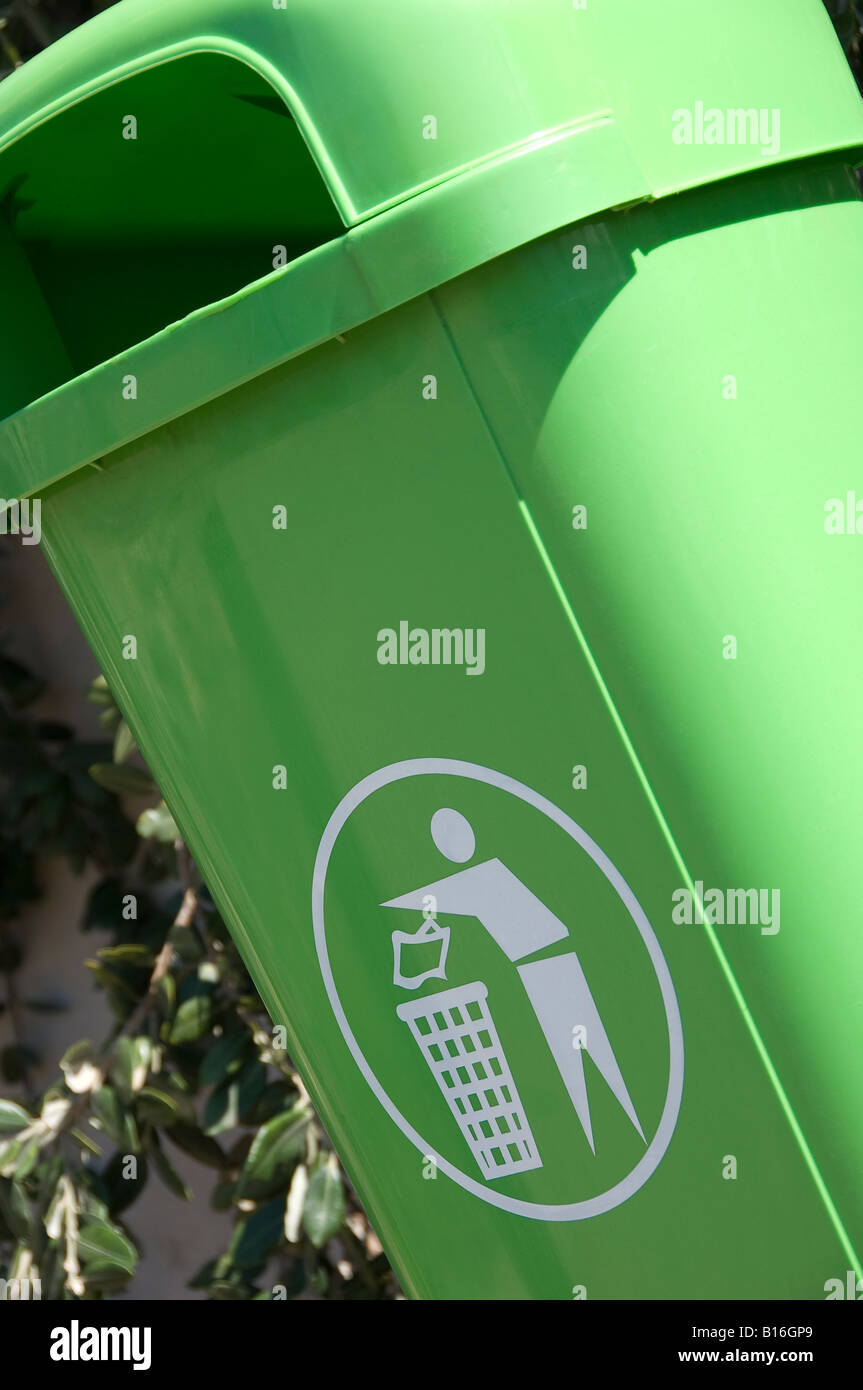 Trash garbage bin hi-res stock photography and images - Alamy