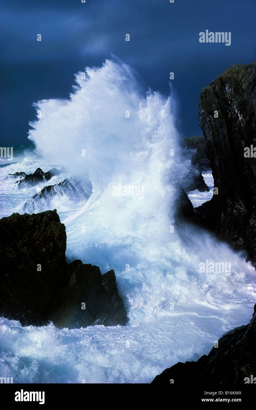 Ocean waves on rock shore hi-res stock photography and images - Alamy