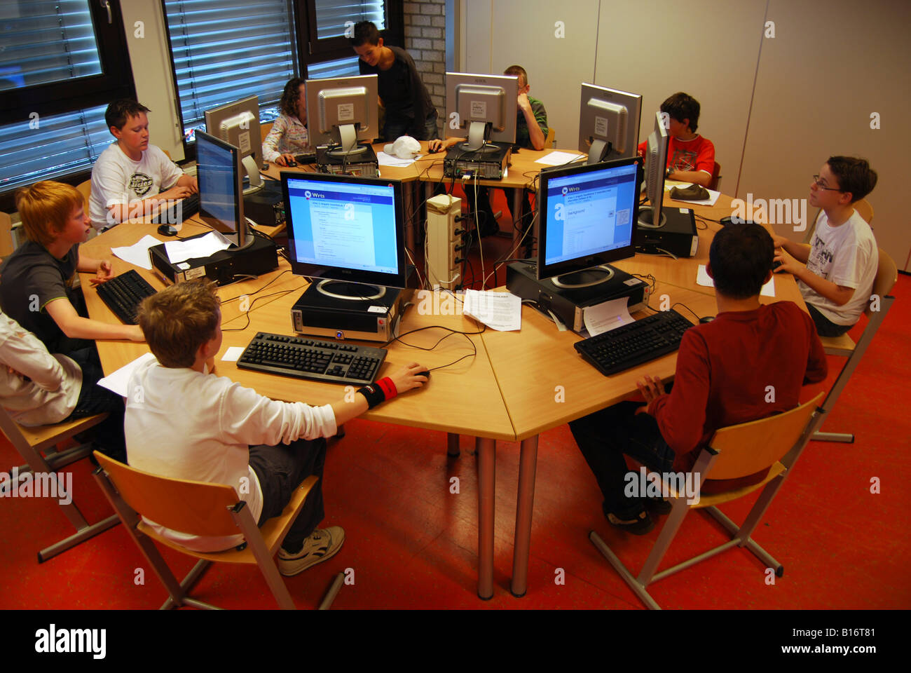 Teenagers drawing class hi-res stock photography and images - Alamy