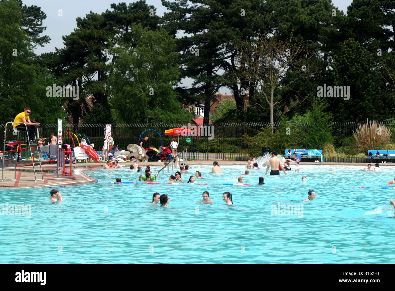 Swimmers enjoy Hinksey outdoor pool, Lake Street, Abingdon Road Oxford, England, UK Stock Photo
