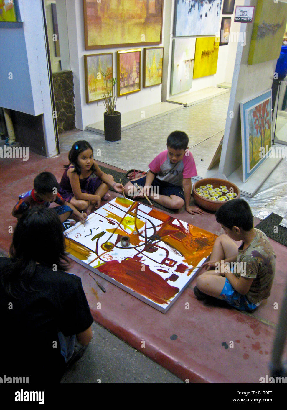 Young children painting hi-res stock photography and images - Alamy