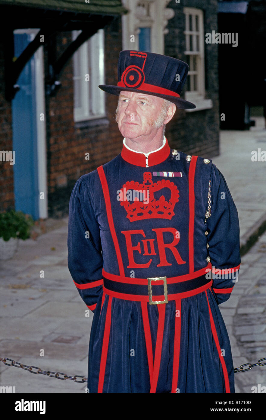 GREAT BRITAIN: EUROPE: ENGLAND: BRITISH ISLES: LONDON: Portrait of a Beefeater at the Tower Of London Stock Photo