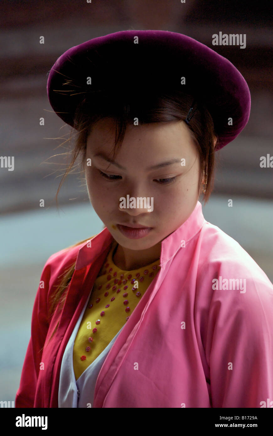 Traditional vietnamese woman hi-res stock photography and images - Alamy
