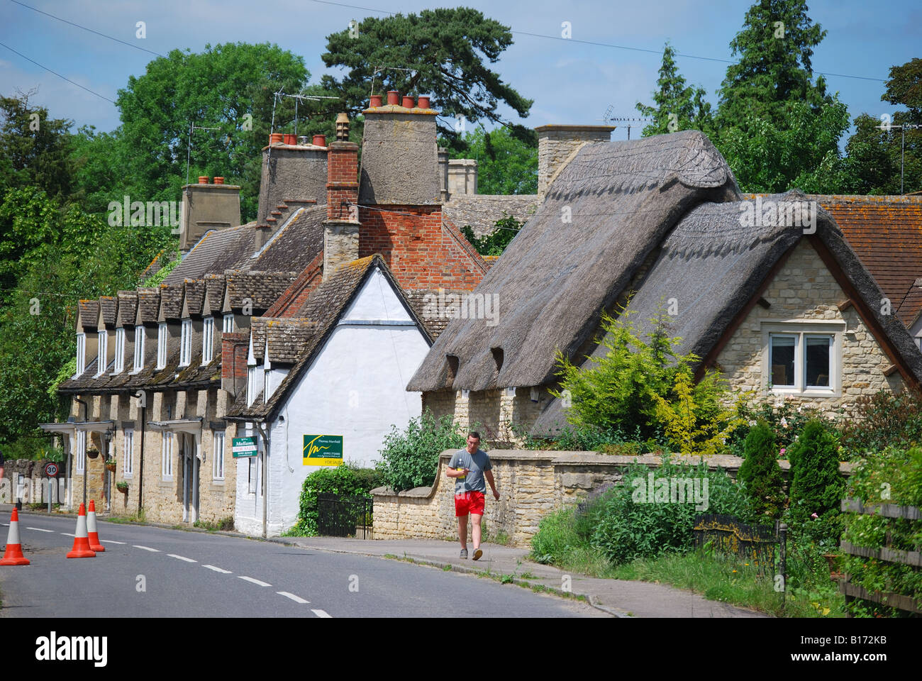 Thatched cottages, Stanton Harcourt, Cotswolds, Oxfordshire, England