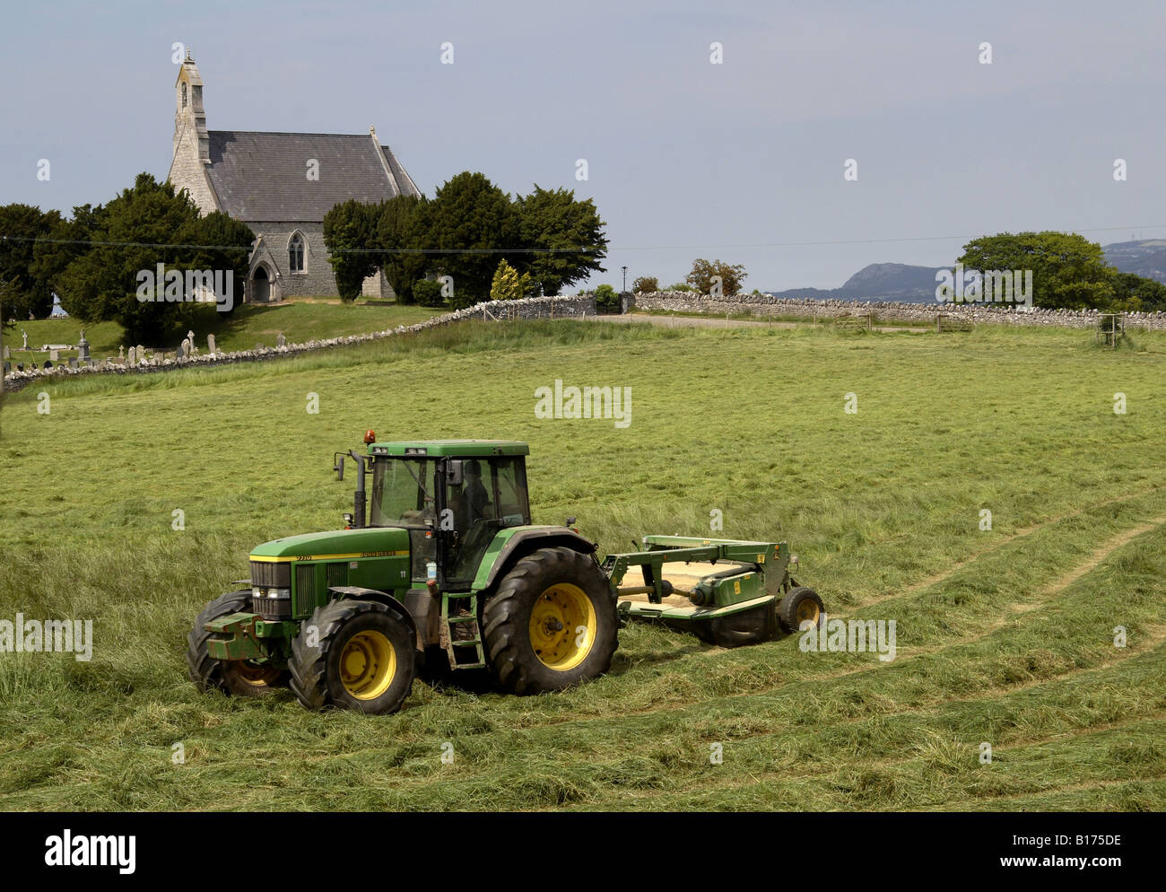 Harvest tractors hay farming farmers hi-res stock photography and ...