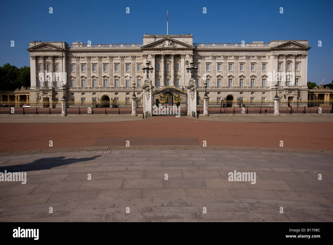 Buckingham Palace, Royal residence of Queen Elizabeth II when in London. Stock Photo