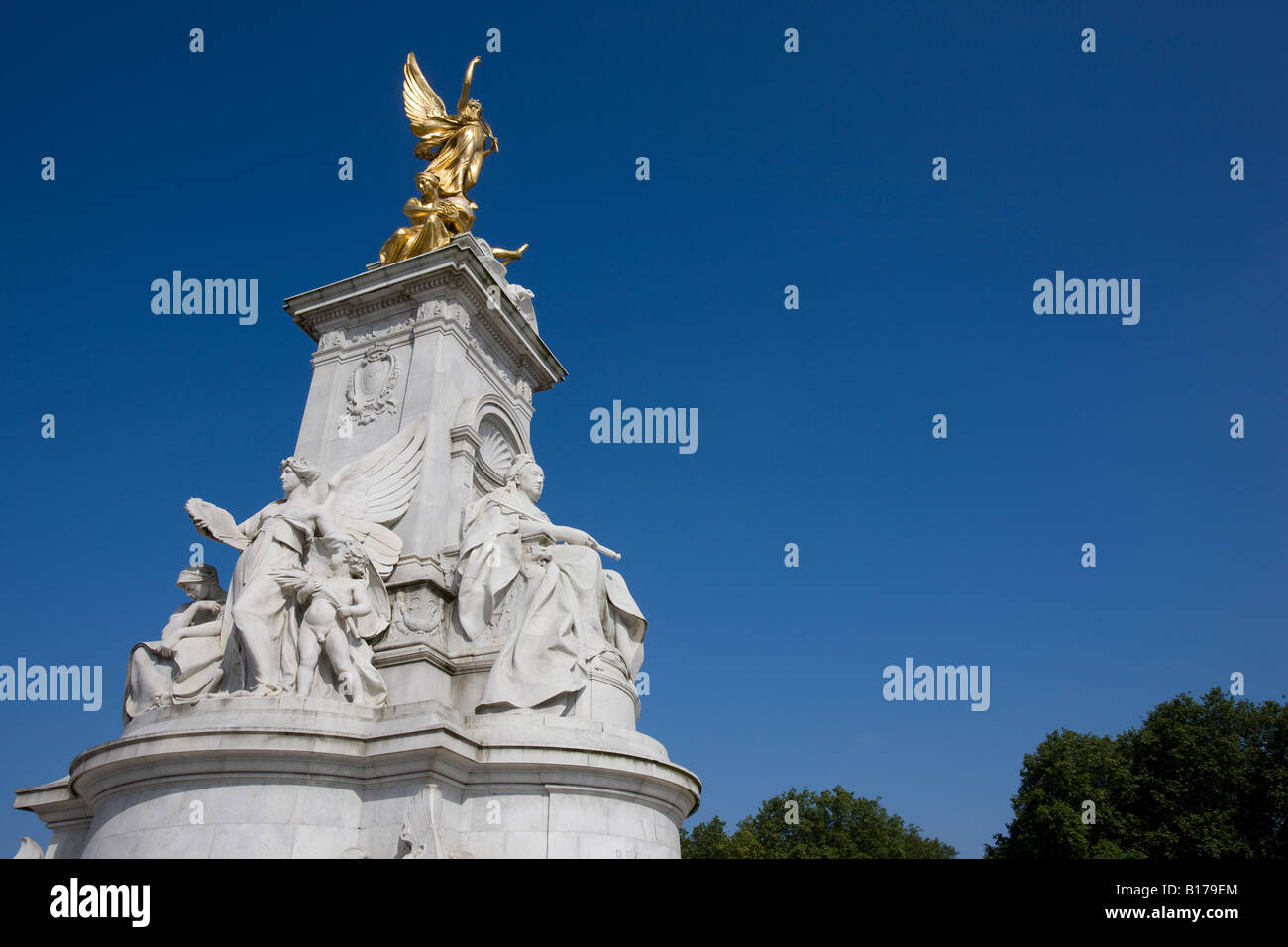 The Queen Victoria Monument ( QVM ) memorial on the Mall in London Stock Photo