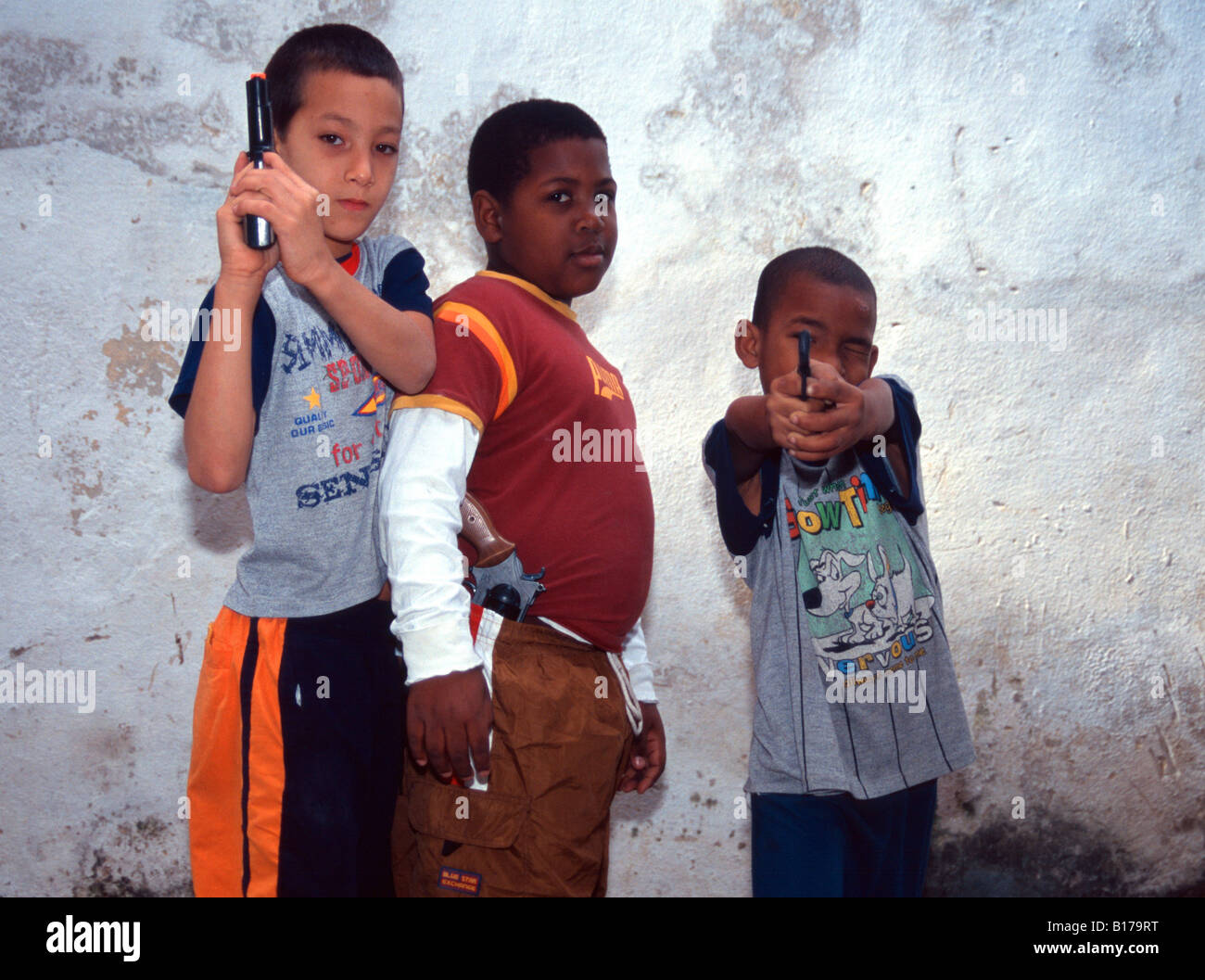 Kids playing with guns Stock Photo - Alamy