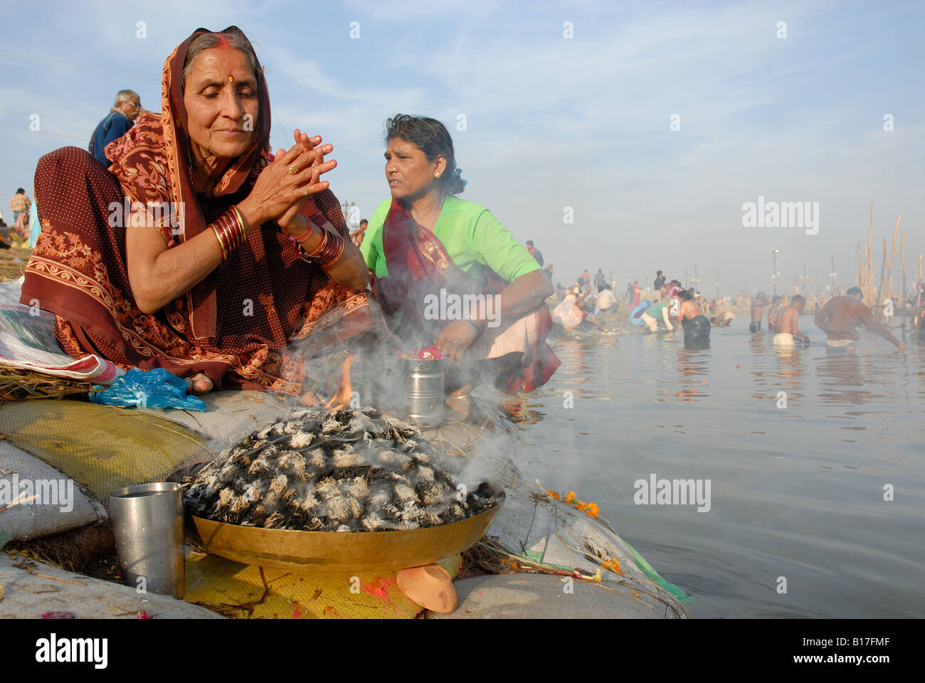 Devotee performing ritual by the bank of the Ganges at Ardhkumbh 2007, Allahabad (Prayag). India. Stock Photo