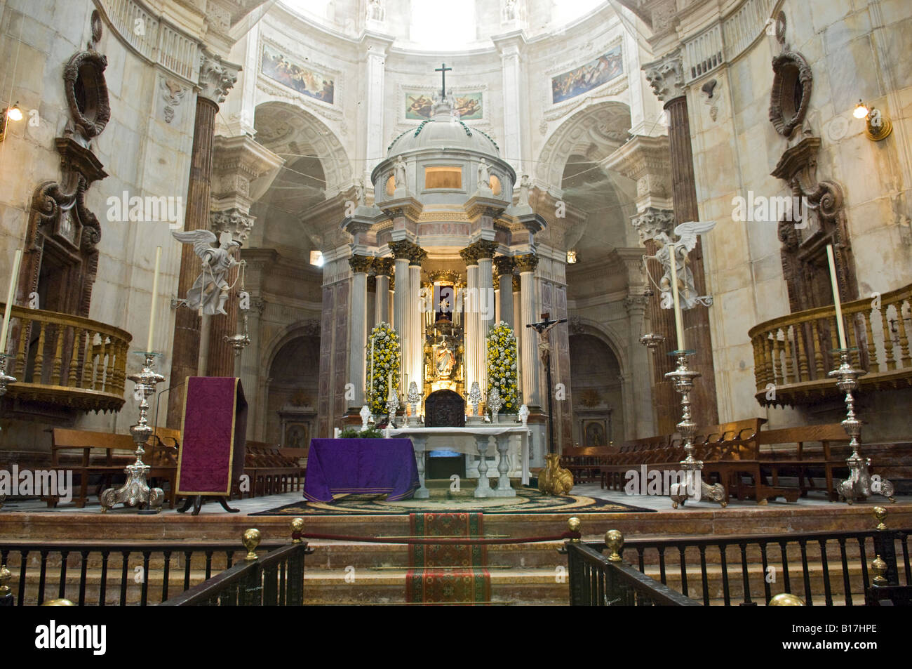 The Altar and interior of Cadiz Cathedral. Cadiz, Spain Stock Photo