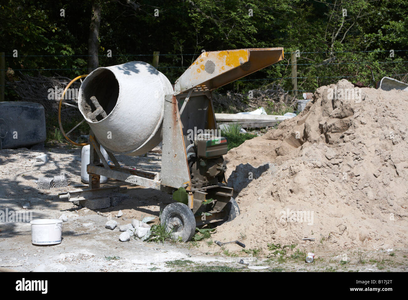 Small cement mixer hires stock photography and images Alamy