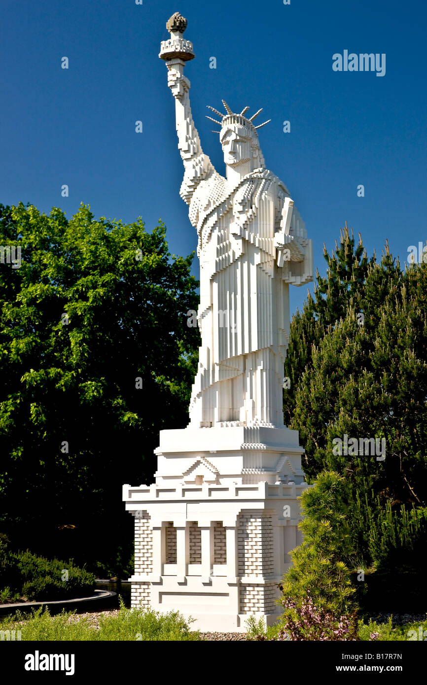 giant lego statue of liberty