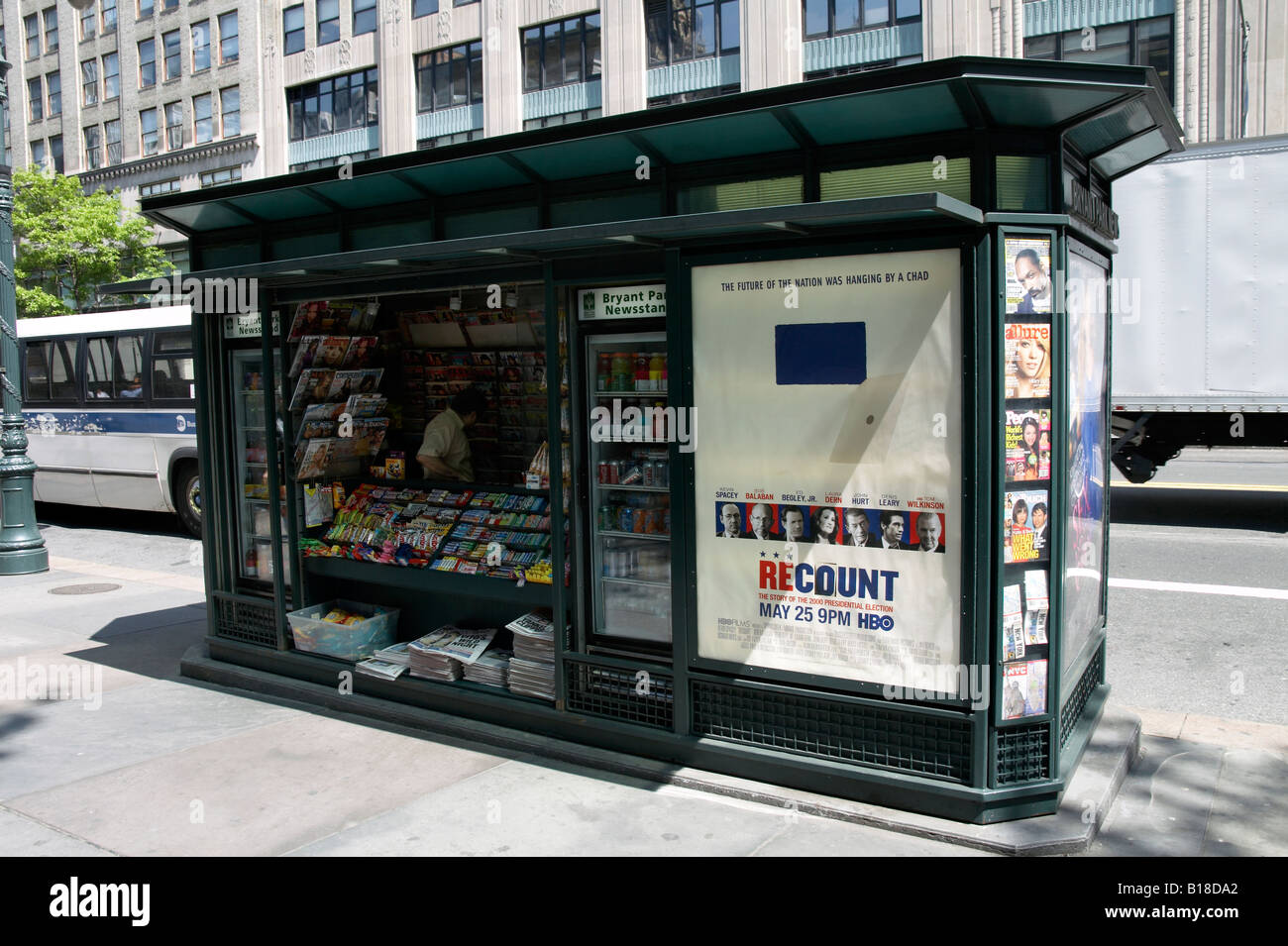 Newsstand (Newsagent) in Midtown Manhattan, New York City Stock Photo