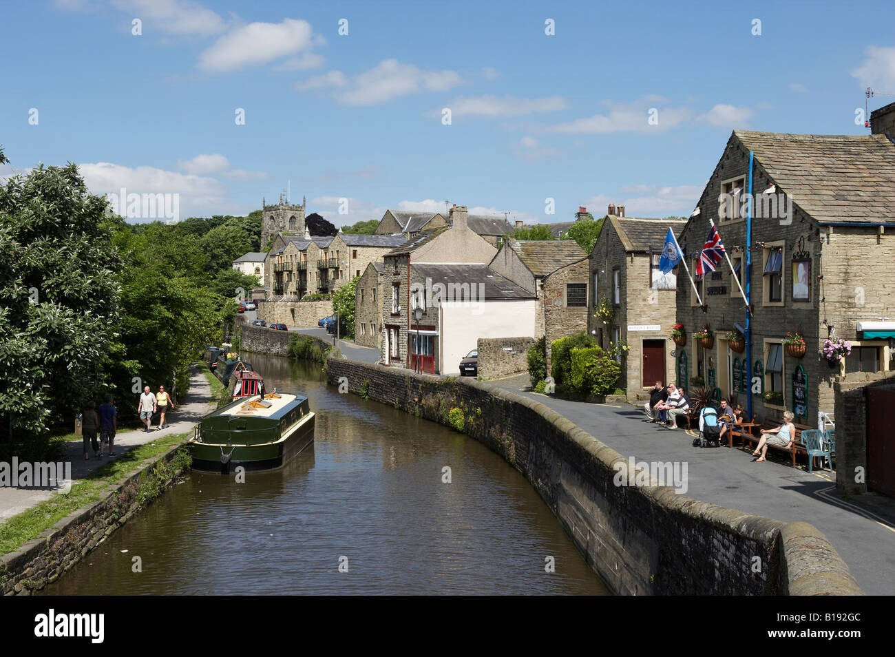BARGE ON CANAL AT SKIPTON SUMMER YORKSHIRE ENGLAND Stock Photo