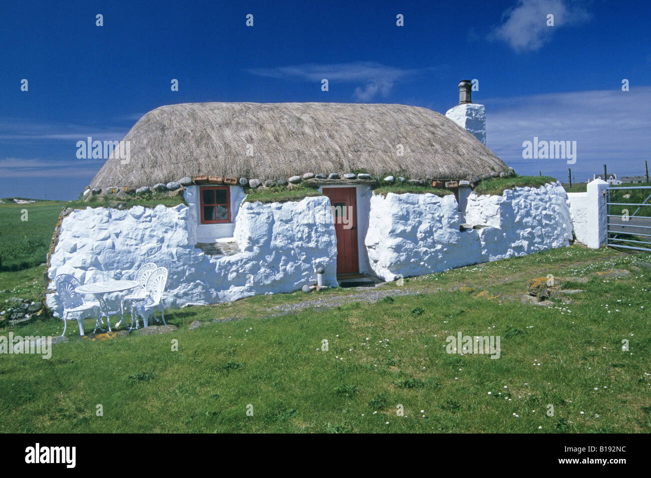 White cottage hi-res stock photography and images - Alamy